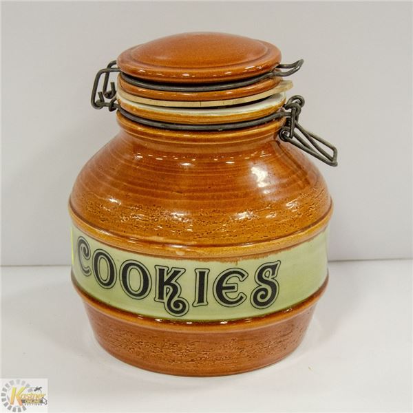 VINTAGE LIDDED CERAMIC COOKIE / BISCUIT JAR.