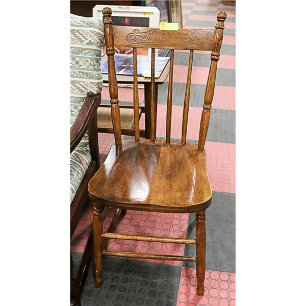 ANTIQUE WOOD PRESSBACK CHAIRE