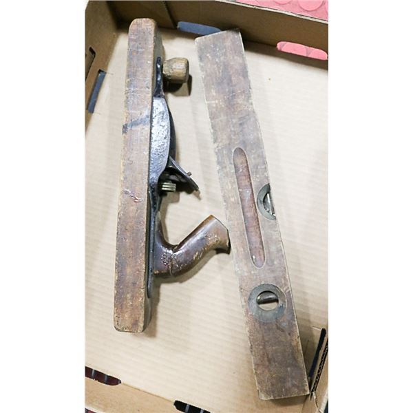 BOX / W ANTIQUE WOODEN PLANE & #104 LEVEL