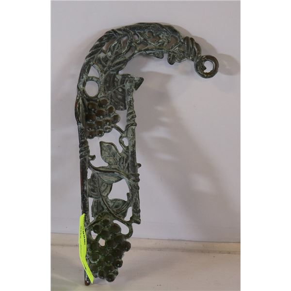 CAST METAL OUTDOOR WALL MOUNTING PLANT HANGER
