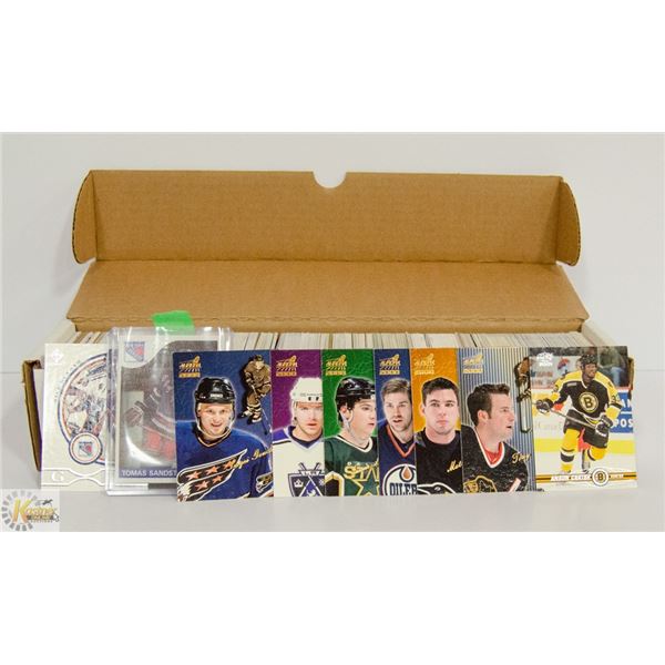 500 COUNT BOX OF HOCKEY CARDS INCLUDING RCS