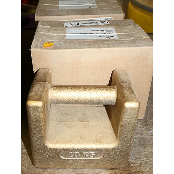 LOT OF THREE 10KG IRON GRIP HANDLE GROUNDS