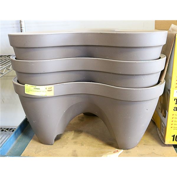3 PLANTING POTS WITH 3 PLANT SPOTS