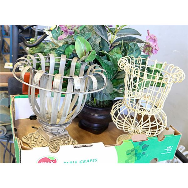 FLORAL SILK ARRANGEMENT IN BASE AND 2 FLORAL METAL