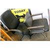 Image 1 : LOT OF 2 ASSORTED OFFICE CHAIRS