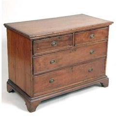 A NEOCLASSICAL MAHOGANY CHEST OF DRAWERS