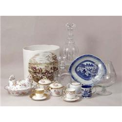 AN ASSORTED GROUP OF TABLE ARTICLES