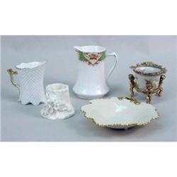 AN ASSORTED GROUP OF PARCEL-GILT DECORATED PORCELAIN TABLE ARTICLES