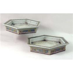 A PAIR OF OCTAGONAL SHAPED POLYCHROME-DECORATED PORCELAIN UNDERPLATES