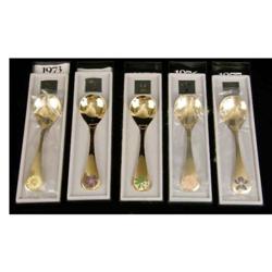A SET OF FIVE GEORG jENSEN, DENMARK GOLD PLATED STERLING SILVER YEAR COLLECTORS SPOONS IN ORIGINAL B