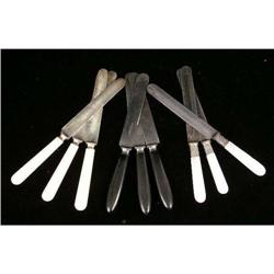 A LARGE GROUP OF DINNER KNIVES