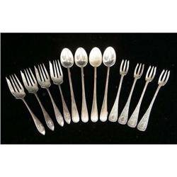 A GROUP OF STERLING SILVER FLATWARE ITEMS