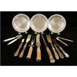 A GROUP OF MISCELLANEOUS SILVER PLATED AND STERLING SILVER HANDLED TABLE ITEMS
