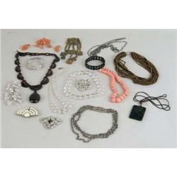 A MISCELLANEOUS GROUP OF VINTAGE JEWELRY