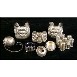 A GROUP OF MISCELLANEOUS SILVER ITEMS