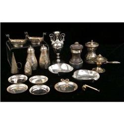 A MISCELLANEOUS GROUP OF STERLING SILVER AND SILVER PLATED TABLE ITEMS