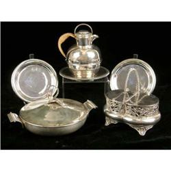 A GROUP OF MISCELLANEOUS SILVER PLATED TABLE ITEMS