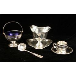 A GROUP OF SILVER PLATED TABLE ITEMS