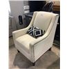 Image 1 : LOUNGE CHAIR WITH THROW PILLOW