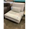 Image 2 : WHITE LOUNGE CHAIR