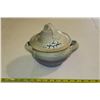 Image 2 : 2003 lidded ceramic container by vic dffhyes ladysmith bc