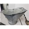Image 2 : Coal skuttle and shovels (2)