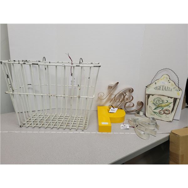 Vintage bike basket and metal décor pieces (4)
