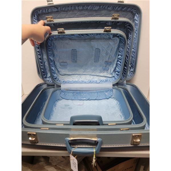 Set of 3 blue suitcases, DuBerry, with keys, very good condition