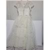Image 4 : Vintage white dress, embroidered tulle, with detached lace sleeves in a plastic box