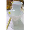 Image 5 : Lot of 2 - Milk Glass Vases