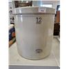 Image 1 : 12 GALLON MEDALTA CROCK