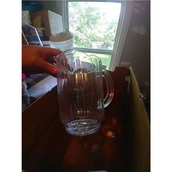 BOX OF 8 CAMBRO 60OZ WATER PITCHERS, MISC OUTDOOR MARTINI