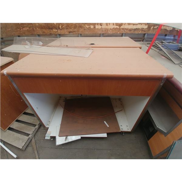 MOVEABLE COUNTER ON WHEELS