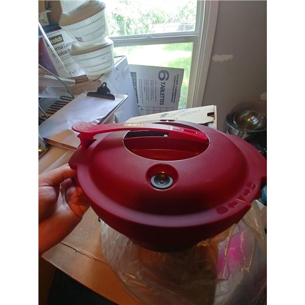 NEW TUPPERWARE MICROWAVE PRESSURE COOKER