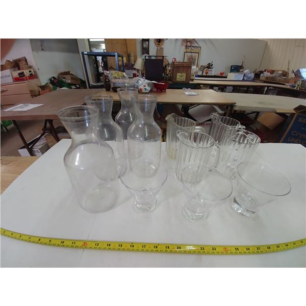 LOT OF 4 CAMBRO WATER CARAFES, 4 SMALL PITCHERS AND 3 MARTINI