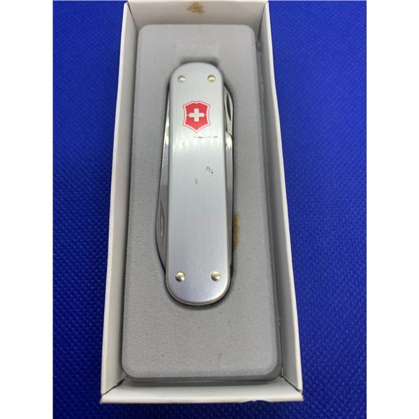 NEW Victorinox Swiss folding pocket knife with clip
