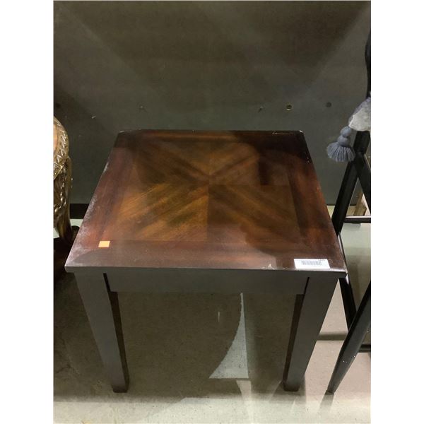 Wooden End Table (22in W x 22in L x 22in H)
