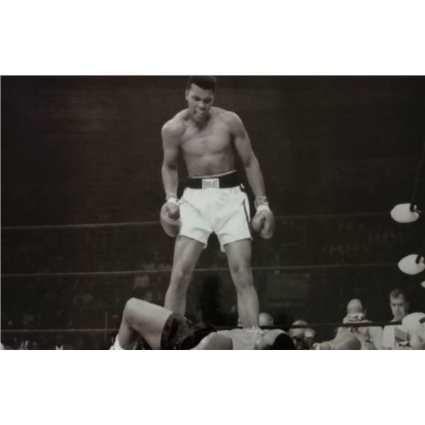 MUHAMMAD ALI SIGNED PHOTO.