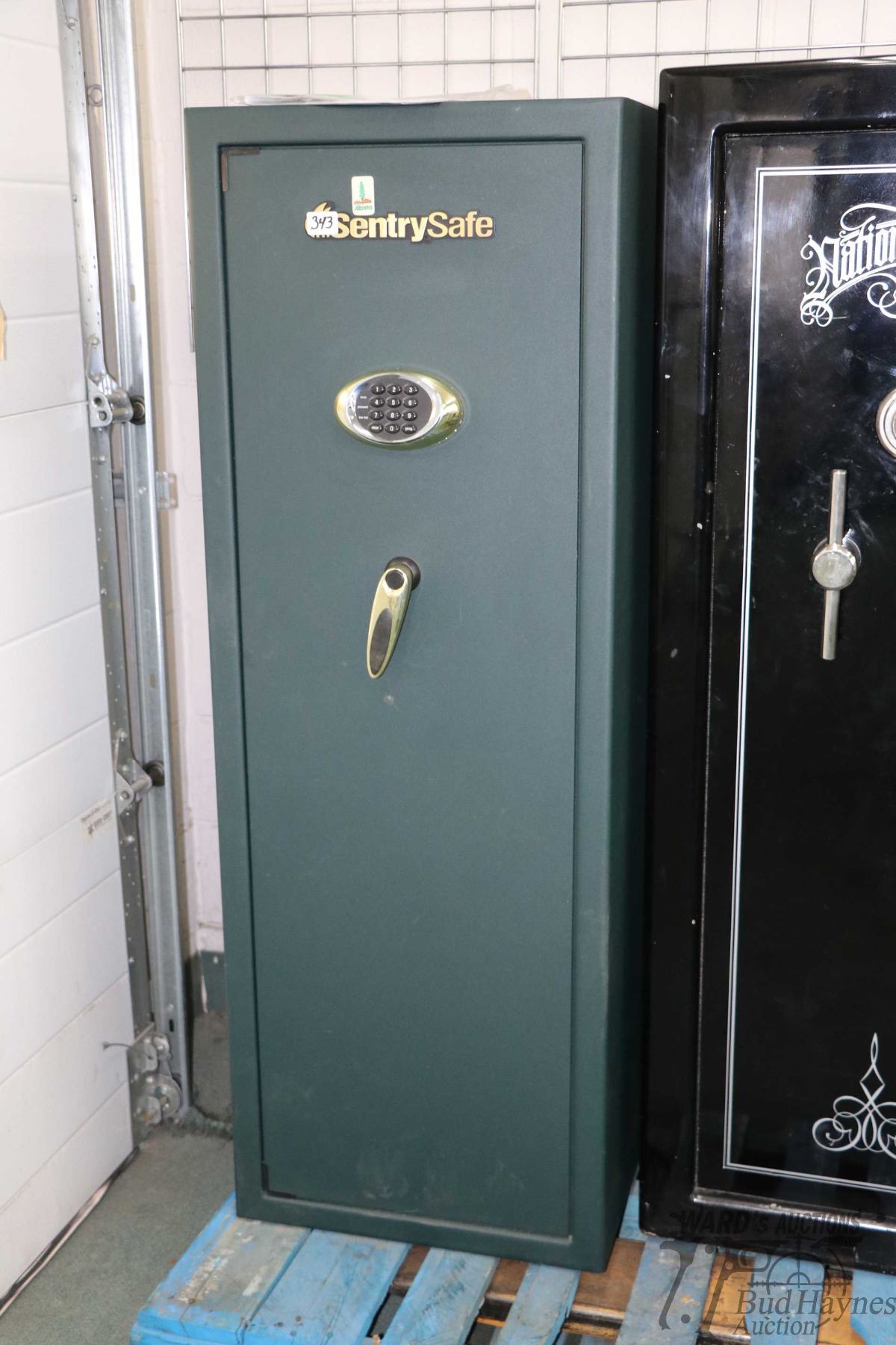 Sentry Safe gun safe with electric combination lock, 14 long gun rests ...