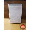 Image 2 : Simplicity Bar Fridge (33"H x 21"W x 21"D)