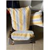 Image 1 : 2 cushions and a blanket
