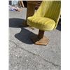 Image 5 : Vintage table and 4 chairs
