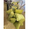 Image 1 : Green throw cushions more than pictured