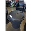 Image 4 : 3 gracious living garbage cans with lids