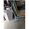 Image 8 : 6 GREEN METAL PATIO CHAIRS