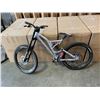 Image 12 : GREY NO BRAND DOWNHILL BIKE WITH HYDRAULIC DISC BRAKES, 26 INCH WHEELS