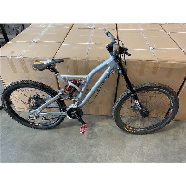 GREY NO BRAND DOWNHILL BIKE WITH HYDRAULIC DISC BRAKES, 26 INCH WHEELS