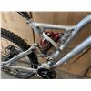 Image 2 : GREY NO BRAND DOWNHILL BIKE WITH HYDRAULIC DISC BRAKES, 26 INCH WHEELS