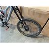 Image 8 : GREY NO BRAND DOWNHILL BIKE WITH HYDRAULIC DISC BRAKES, 26 INCH WHEELS