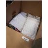 Image 2 : Box of 9 pillow cases, 2 queen sheets, 2 king sheets, 3 queen fitted sheets and 4 double fitted shee